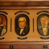 Le pareti sono arricchite dai volti dipinti dei presidenti di Provincia che si sono avvicendati dal 1861 fino al 2009
